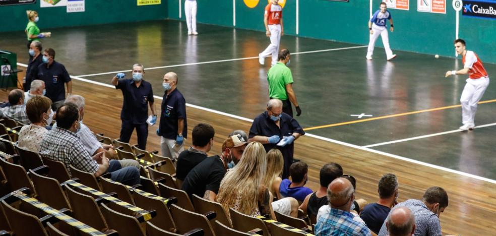 La pelota resbala en su regreso