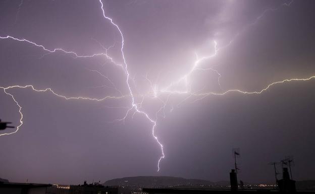 Un rayo sobre Brasil bate el récord de distancia con más de 700 kilómetros