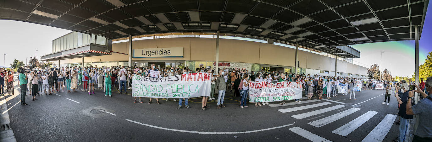 Cuatrocientos sanitarios se concentran frente al San Pedro para pedir un servicio digno de Urgencias