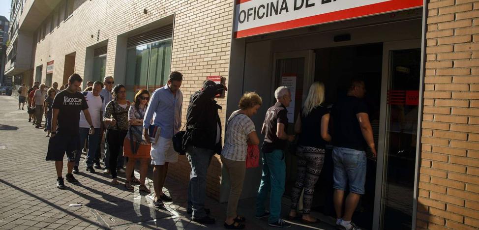 El paro sube otras 5.107 personas a las puertas de un verano debilitado