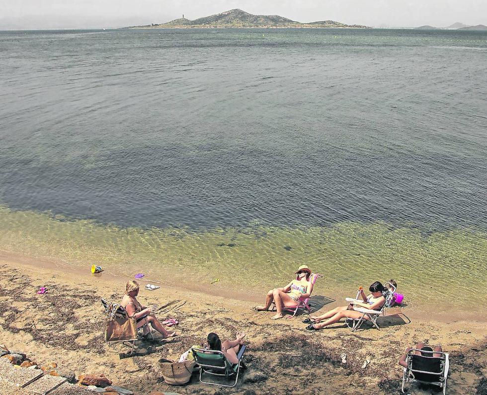 El Mar Menor empieza a disipar sus tinieblas