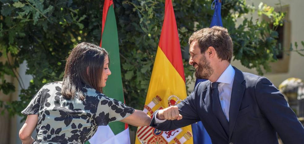 Casado y Arrimadas apelan al votante socialista en un escenario de sondeos adversos