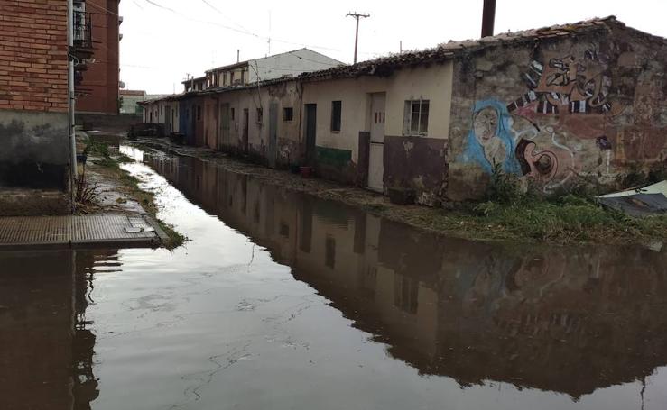 Tormenta de agua y granizo, calles inundadas y árboles derribados en Santo Domingo