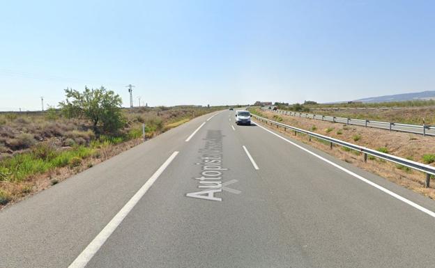 Un camión vierte mil litros de combustible en una yasa seca en Aldeanueva