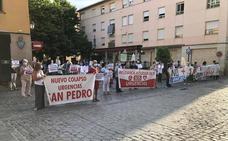 Los trabajadores de Urgencias se concentran frente al Parlamento de La Rioja