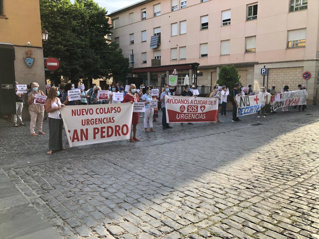 Los trabajadores de Urgencias se concentran frente al Parlamento de La Rioja