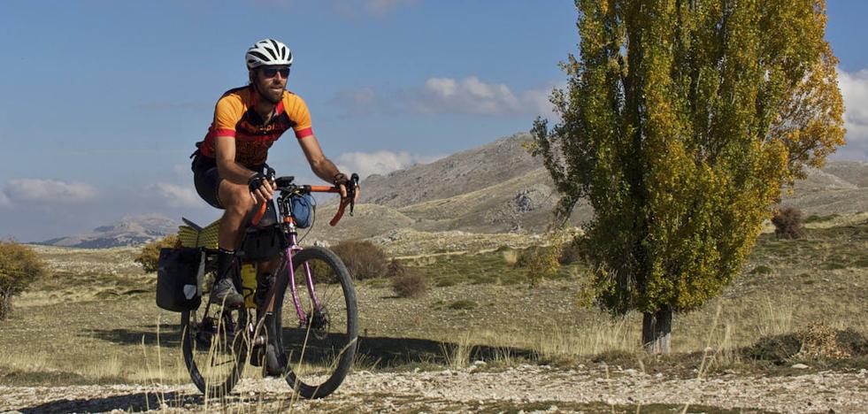 «Tenemos muchos pequeños paraísos cerca de casa para recorrerlos en bici»