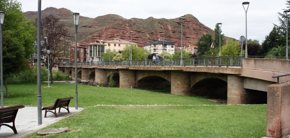 Un roble junto al puente de piedra recordará a las víctimas de la pandemia