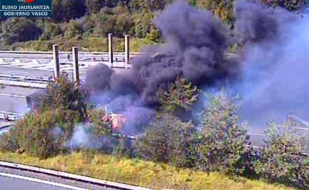 Un camión en llamas obliga a cortar la AP-68 cerca de Altube