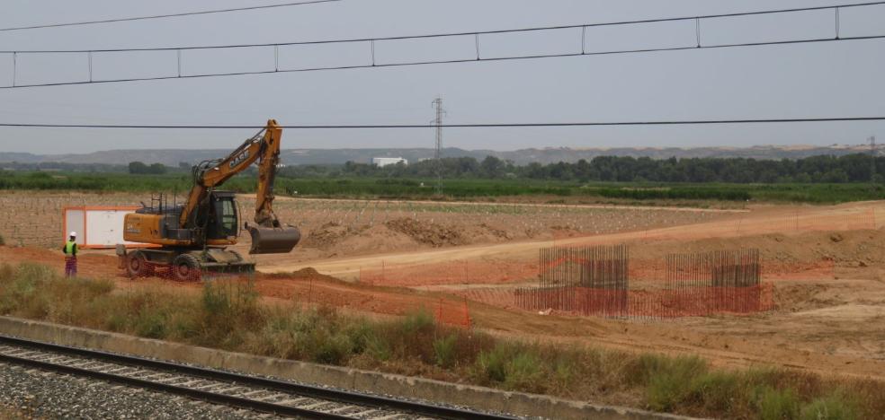 ADIF construye ya el paso elevado que sustituirá los dos a nivel en Alfaro