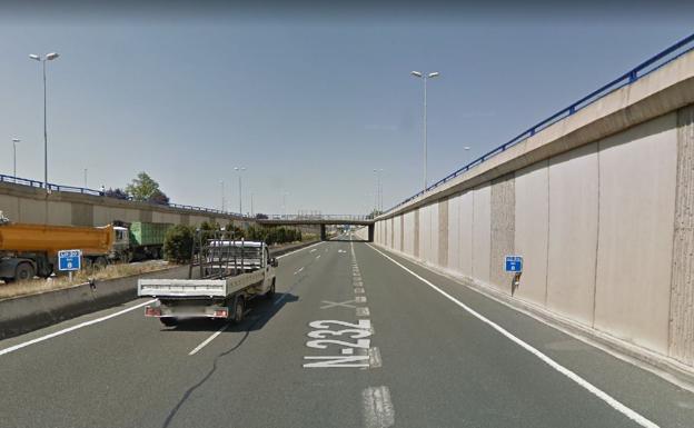 Un hombre de 71 años resulta herido en el choque entre un coche y un camión en la LO-20