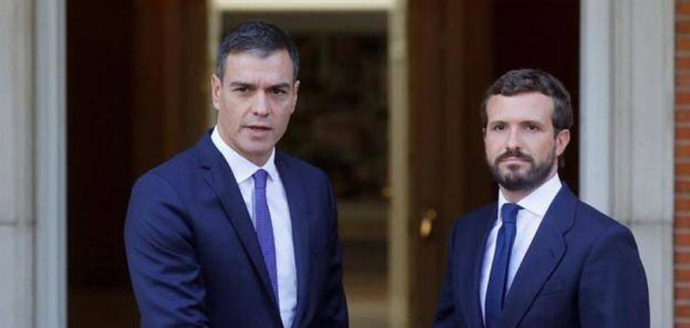 Sánchez y Casado también chocan por la crisis de la Corona