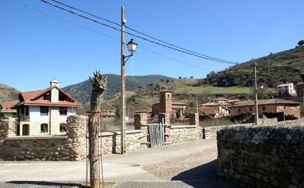 Salud refuerza la atención sanitaria en las Siete Villas con una ambulancia en Viniegra de Abajo