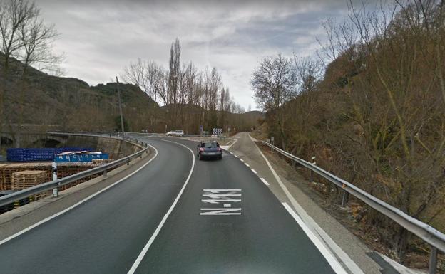 Trasladado un hombre de 50 años al San Pedro tras un accidente de moto en la N-111