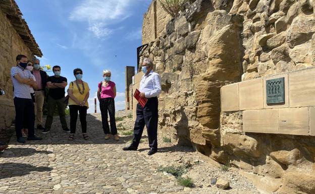 La placa conmemorativa de Hispania Nostra ya luce en la muralla del castillo de San Vicente