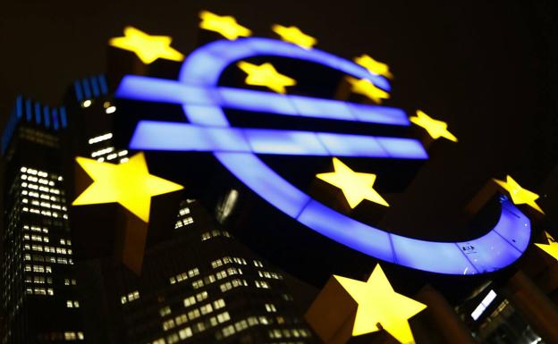 La zona euro sufre una contracción récord del 12,1%