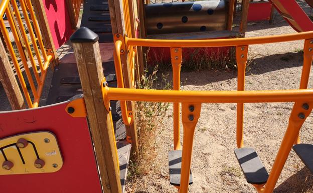 El parque David Parra de Villamediana, sin arena en el arenero