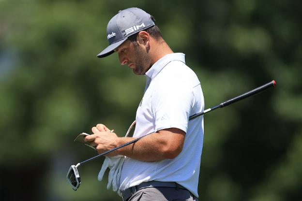 Koepka, líder con -8; Jon Rahm logra el par