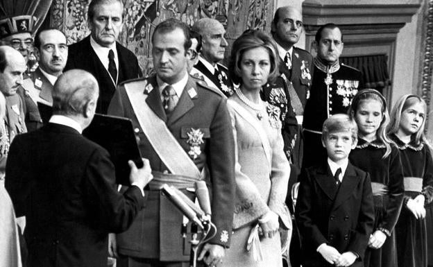 El Rey que primero asentó la monarquía y luego la debilitó