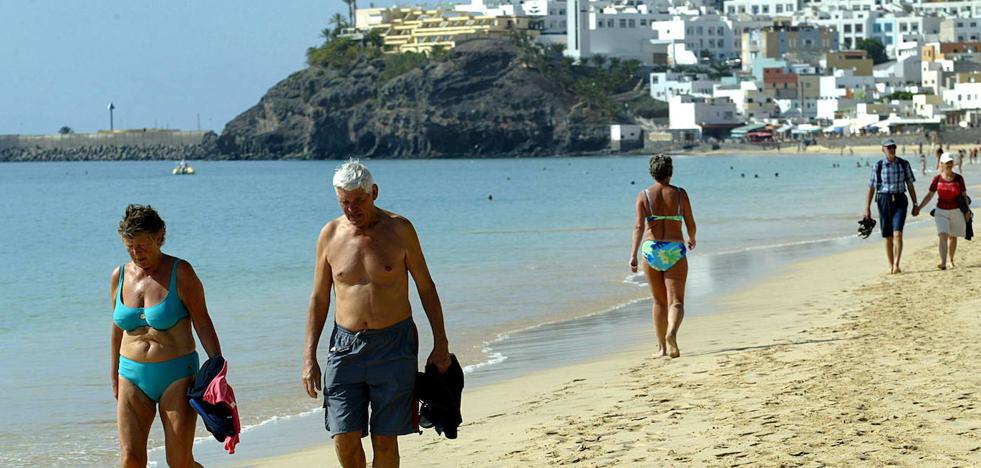 Canarias, la primera comunidad que cubrirá los gastos de los turistas por cuarentena