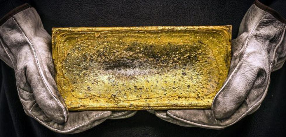 El oro hace valer su carácter de refugio y marca máximos