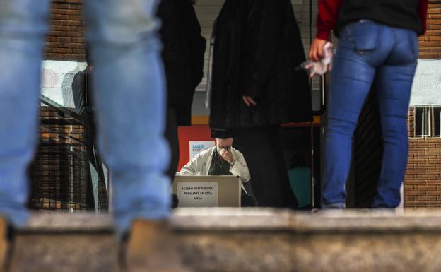 La Policía Nacional acude al Centro de Salud Joaquín Elizalde debido «a la tensión y la falta de control del aforo»