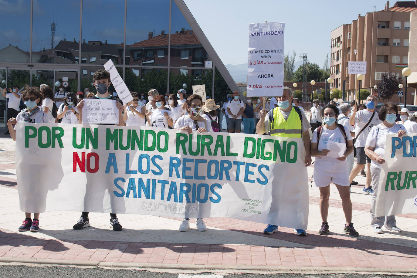 Cerca de 300 vecinos protestan por los recortes sanitarios en Santurde, Santurdejo y Pazuengos