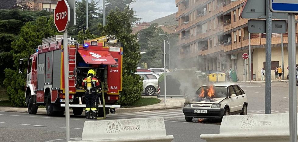 Los bomberos sofocan un fuego en un coche en la avenida Reyes Católicos de Arnedo