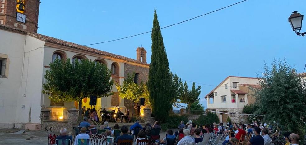 Música clásica ante la iglesia de Villarroya