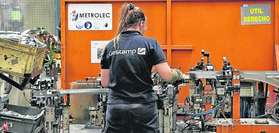 La industria crece en julio, pero aún muy por debajo de hace un año