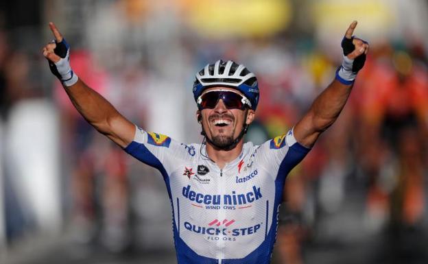 Alaphilippe gana la segunda etapa y se viste de amarillo