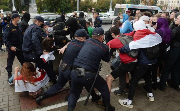 Lukashenko intensifica los encarcelamientos y despidos para frenar las protestas