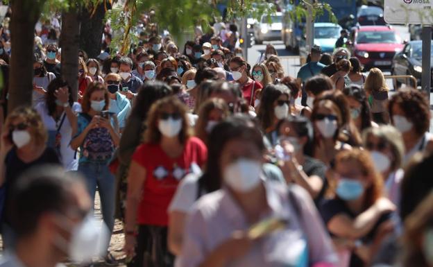 Las aglomeraciones obligan a aplazar las pruebas serológicas a profesores en Madrid