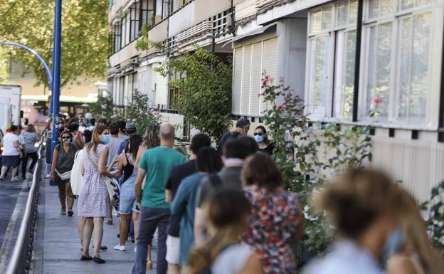 Nuevas colas por las pruebas de la covid a profesores en Madrid