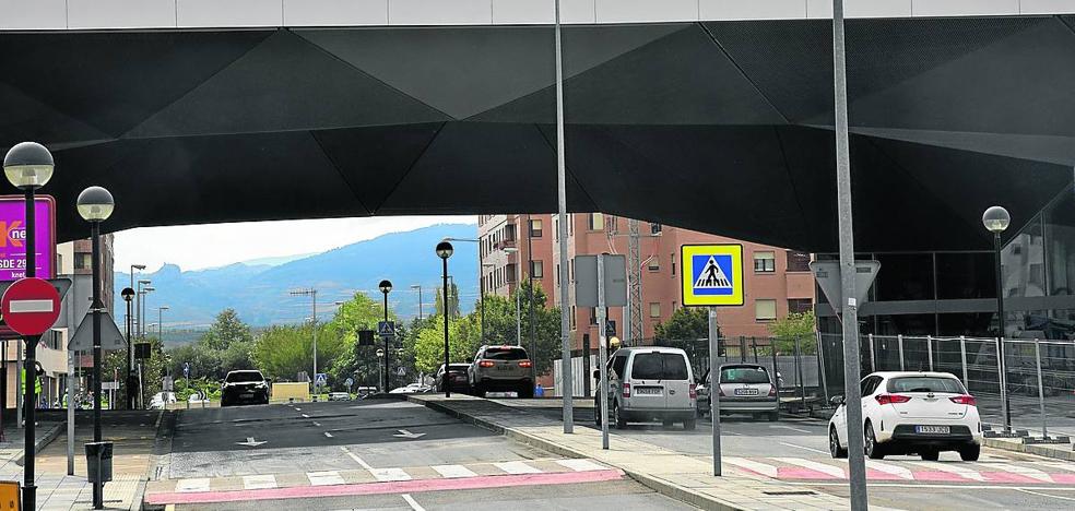 Coches y selfis bajo la gran cúpula de la estación