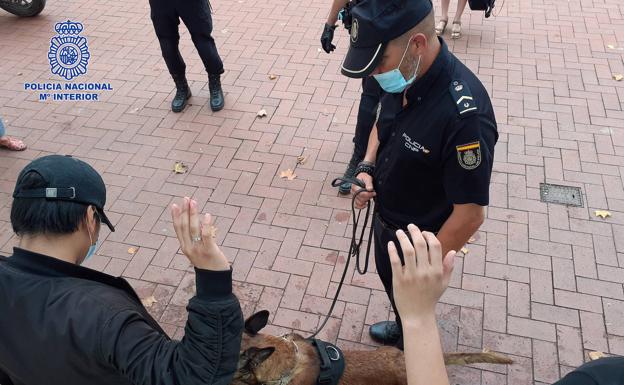 La Policía Nacional vigila la venta de drogas en las puertas de centros escolares de Logroño