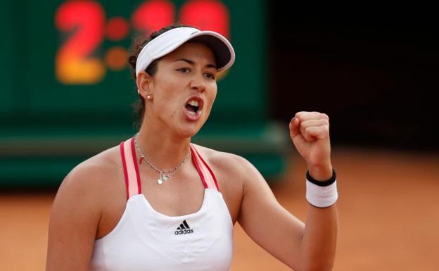 Muguruza remonta a Azarenka y se cita con Halep en semifinales