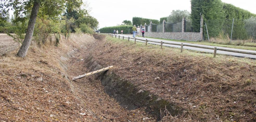 El Ayuntamiento de Santo Domingo limpia el canal nuevo