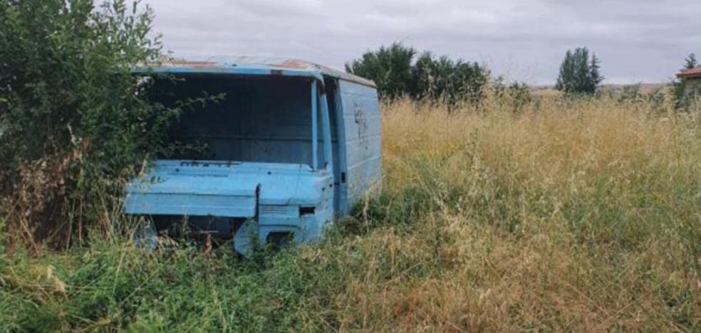 El Ayuntamiento de Santo Domingo retira cuatro vehículos abandonados