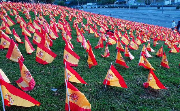 Los jardines de la M-30 de Madrid amanecen con 53.000 banderas de España