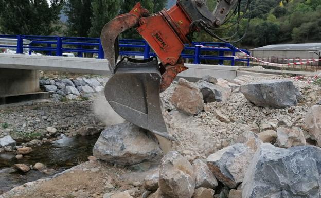Finalizan las obras en los accesos al puente sobre el río Urbión en Viniegra de Abajo