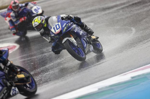 La lluvia aleja a Unai Orradre de la pelea en Magny-Cours