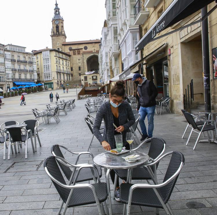 La debilidad del sector servicios alerta del riesgo de recaída de la economía