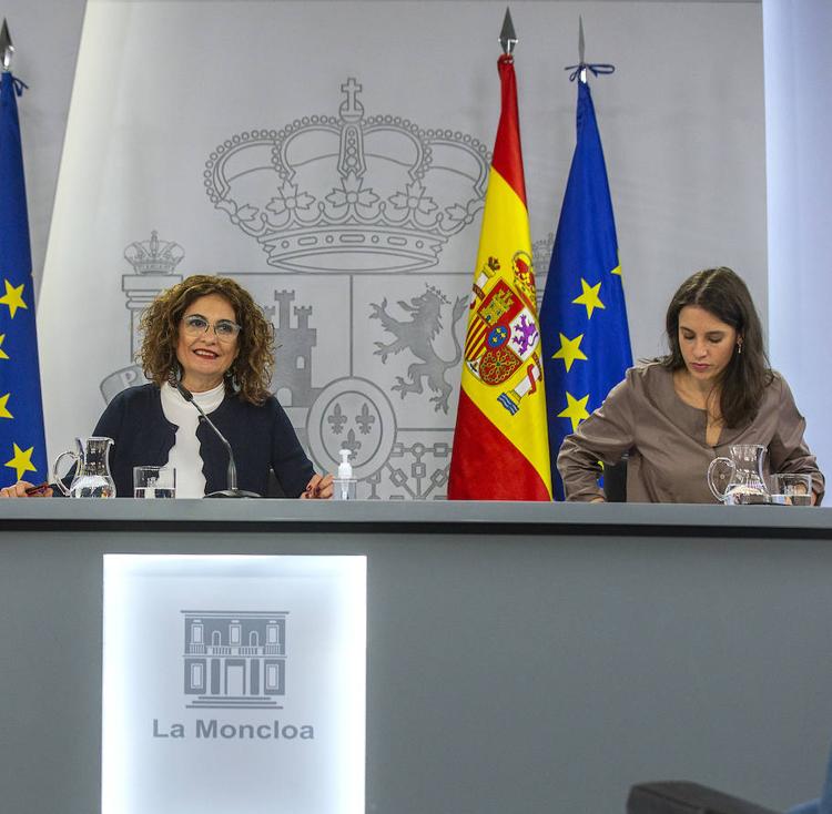 La portavoz y la ministra de Igualdad chocan por la vigencia de la Monarquía parlamentaria