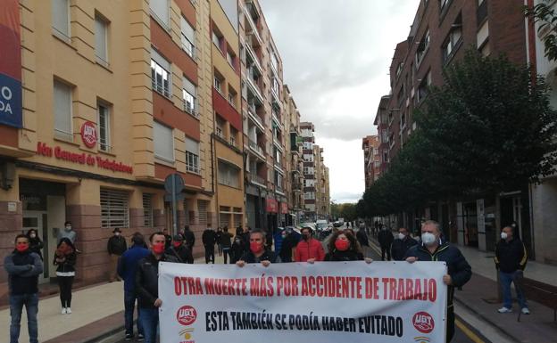 CSIF y UGT guardan un minuto de silencio por el fallecido en el accidente laboral de Calahorra y piden que se esclarezca lo sucedido