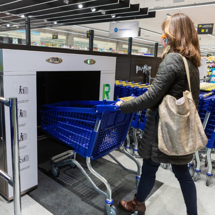 Una máquina que desinfecta los carros de la compra en Logroño