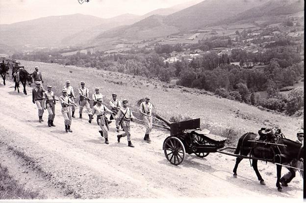 La Retina: prácticas militares durante una marcha en Ezcaray en 1964