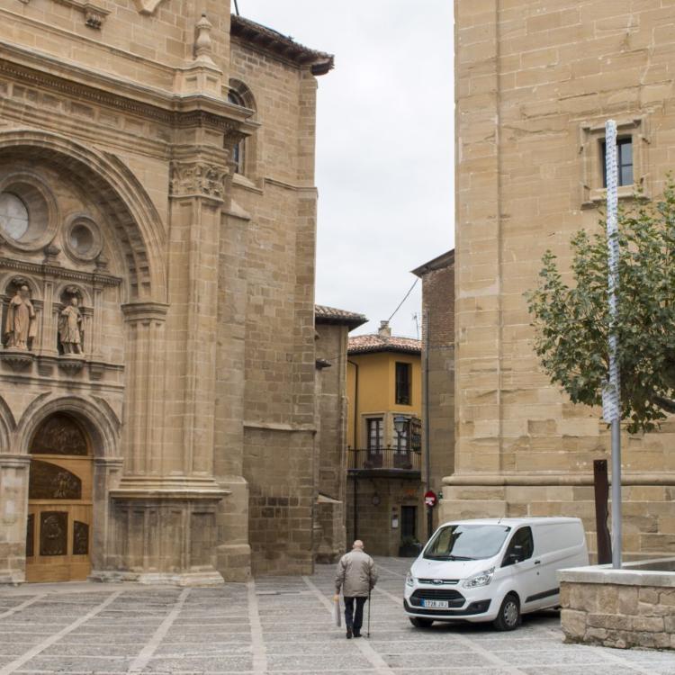 Un poste en la plaza del Santo de Santo Domingo de la Calzada suscita críticas por 'discordante'