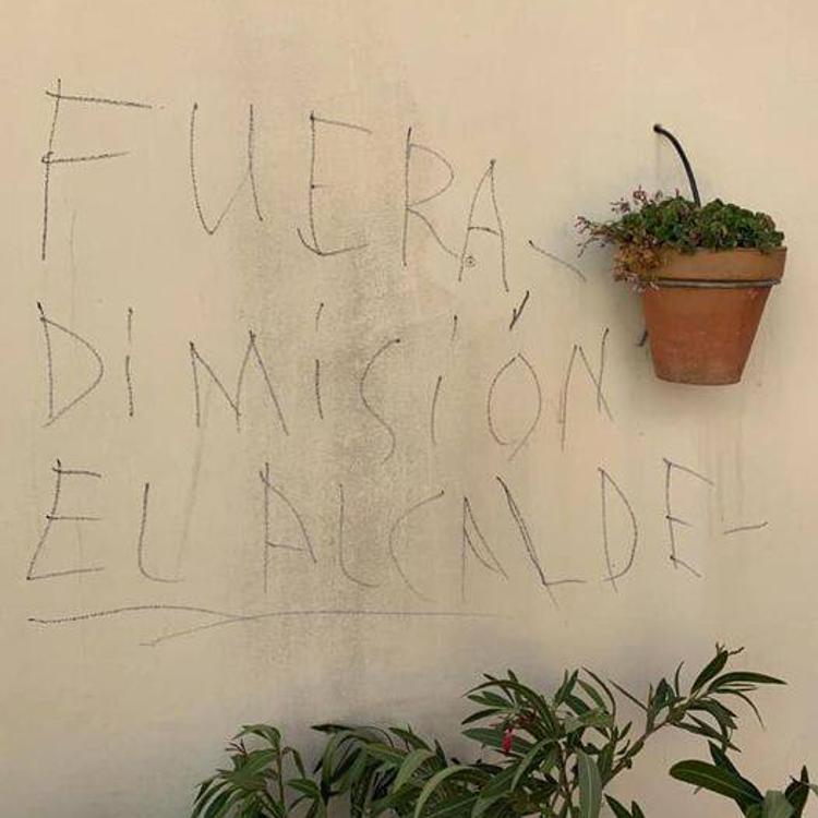 El PSOE condena una pintada «cobarde» en la vivienda de una de las concejalas en el Ayuntamiento de Alfaro