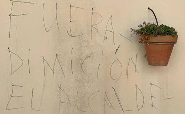 El PSOE condena una pintada «cobarde» en la vivienda de una de las concejalas en el Ayuntamiento de Alfaro
